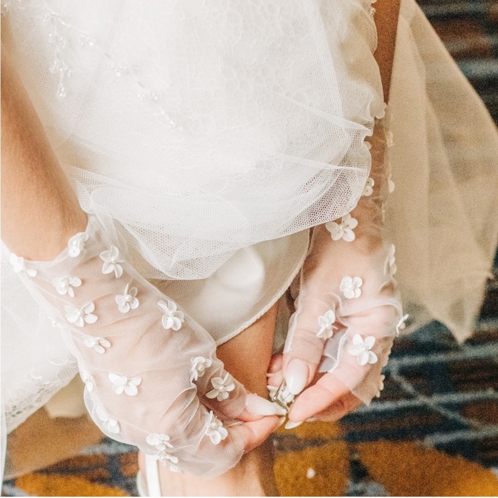 Untamed petals valiant short sheer gloves